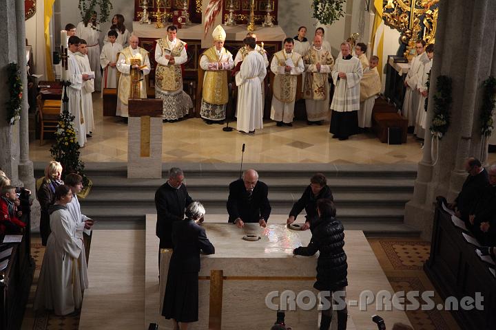 2013.11.10_10.37.08.jpg - Das Verbrennen von Weihrauch auf dem Altar weist darauf hin, dass Christi Opfer wie lieblicher Wohlgeruch zu Gott emporsteigt.