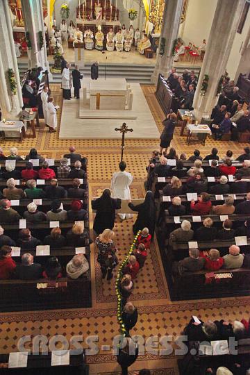 2013.11.10_10.50.51.jpg - Gabenprozession: Gemeindemitglieder bringen die Gegenstände zur Bereitung des Altares (Altarkreuz, Altartuch und Blumen).