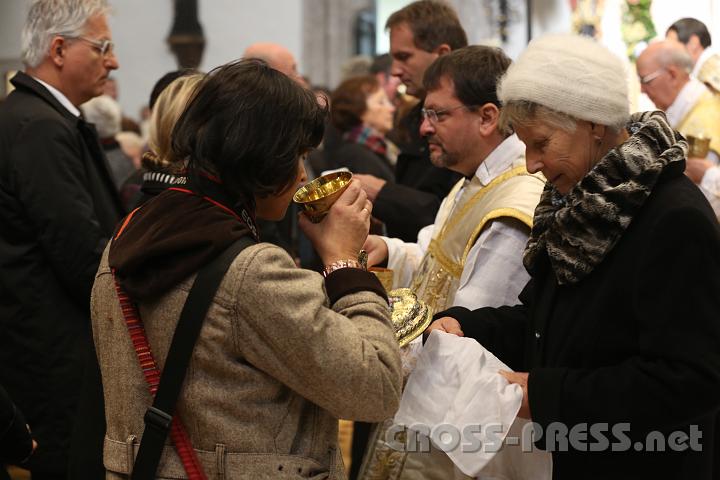 2013.11.10_11.31.14.jpg - Die Kommunion wurde in beiderlei Gestalten gespendet.