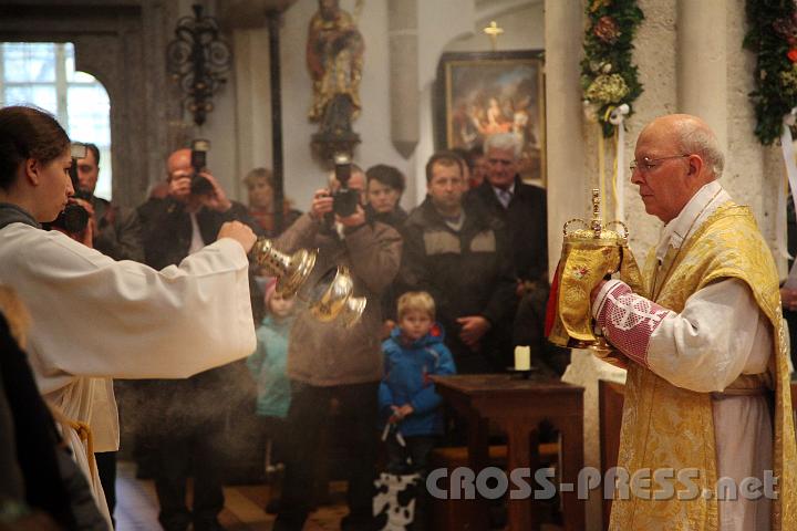 2013.11.10_11.36.58.jpg - Übertragung des Allerheiligsten in den Tabernakel der Marienkapelle.