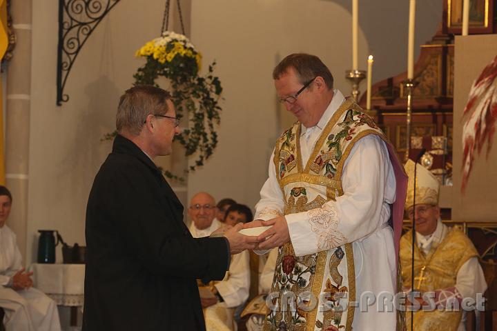 2013.11.10_11.46.10.jpg - Dr. Karel Rechlik, der den Altar entworfen hat, bekommt zur Erinnerung ein Bild der Pfarrheiligen.