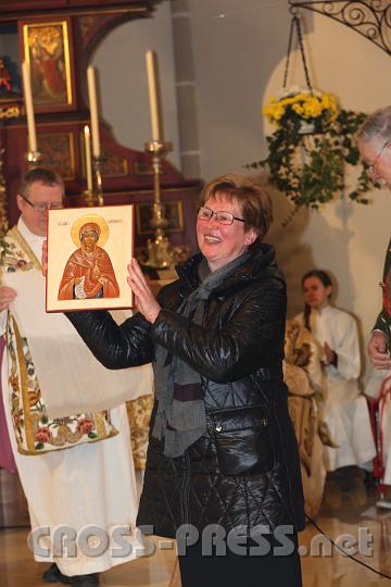 2013.11.10_11.49.03.jpg - Eine Ikone als Andenken für ihre unermüdlichen Dienste im Pfarrgemeinderat für Frau Christine Ecker.