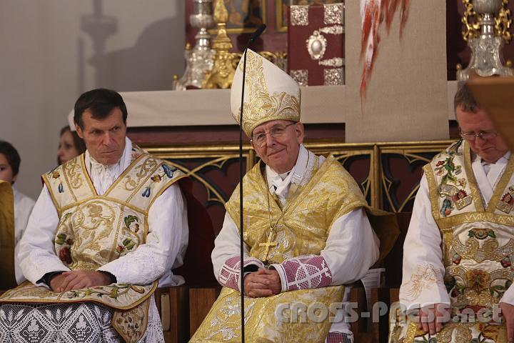 2013.11.10_11.53.40_02.jpg - Diözesanbischof Klaus Küng (Mitte) mit Altabt Berthold Heigl (links) und Pfarrer Dechant Herbert Döller.