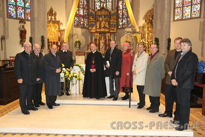 2013.11.10_12.24.43.jpg - Nach der Altarweihe in der Stadpfarrkirche Waidhofen/Ybbs (v.l.n.r.): Mag. Wolfgang Mair (Bürgermeister),  Ing. Wolfgang Deseyve (stv. Vors. des PKR), Mag. Wolfgang Sobotka (LH Stv.), Pfarrer Herbert Döller (Dechant), DDr. Klaus Küng (Diözesanbischof), Dr. Karel Rechlik (Designer) mit Gattin, DI Wolfgang Pfoser (Dir. des Diözesanbauamtes), Dr. Wolfgang Huber (Diözesankonservator), Milan Komarek (Steinmetzunternehmer), Jan Motycka (Steinmetz).
