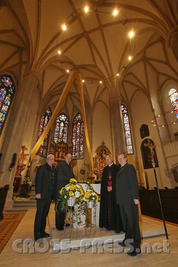 2013.11.10_12.26.25.jpg - Bürgermeister Mair, Landeshauptmann-Stellvertreter Sobotka, Diözesanbischof Küng und Pfarrer Döller beim neugeweihten Altar.