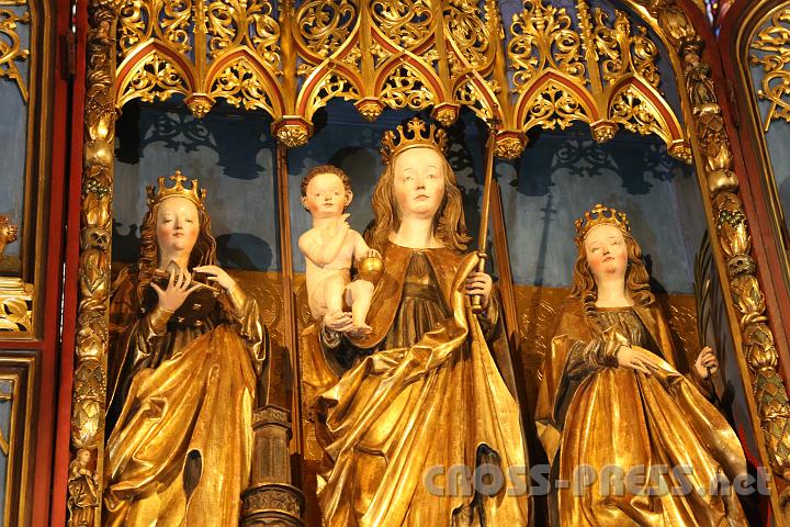 2013.11.10_13.56.41.jpg - Mutter Gottes mit Christkind am Hauptaltar.