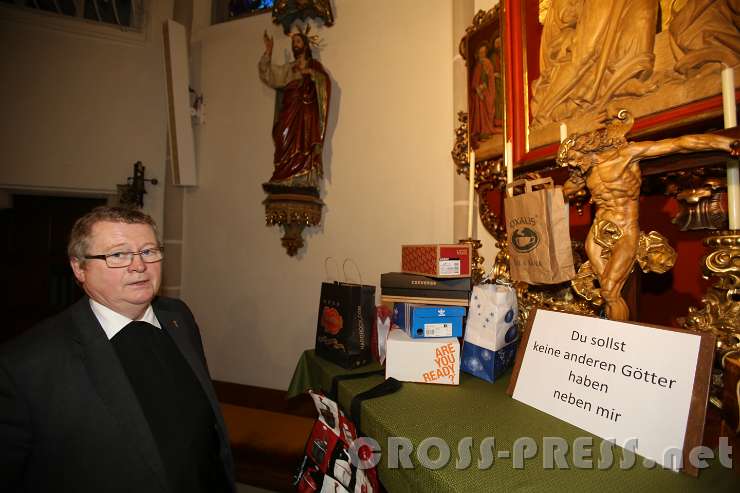 2015.05.29_20.12.40.JPG - Dechant Herbert Döller begutachtet die Ausstellung.