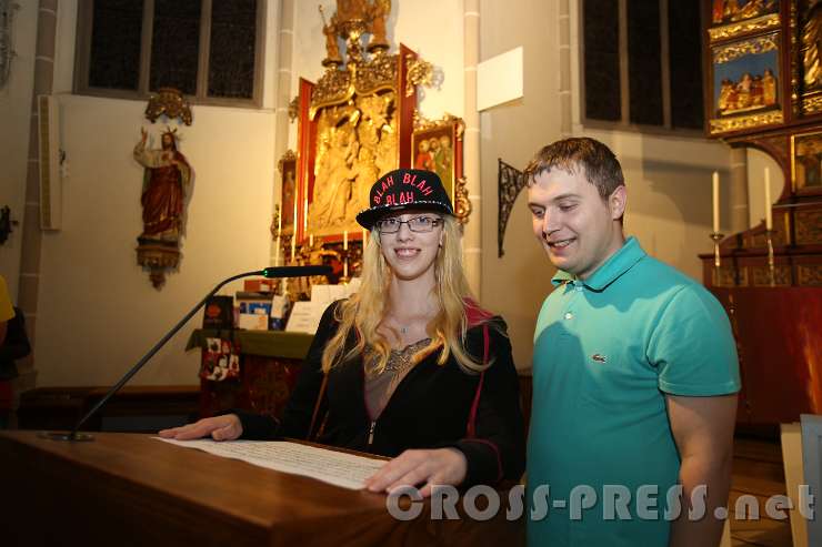 2015.05.29_21.32.24.JPG - Eine junge Dame übt das vortrage der Lesung. Ihr moslemsiche Schulkammerad findet die "Lange Nacht" sehr interessant.