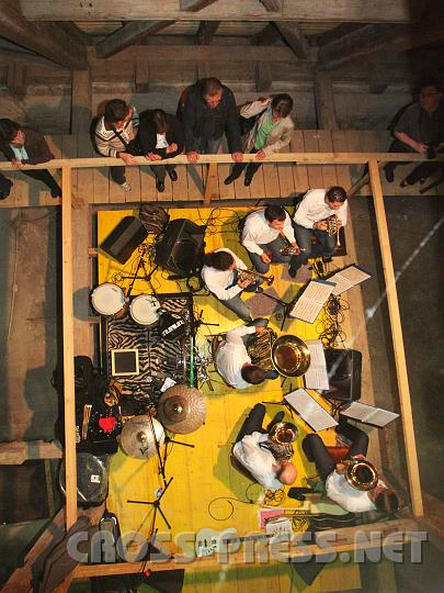 2010.05.28_20.36.33.jpg - Die Brassband aus Haidershofen in ihrer "Koje" am Dachboden der Kirche.