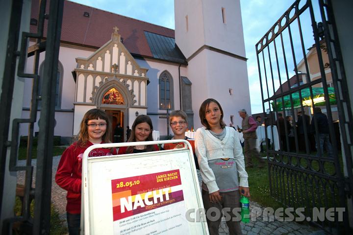 2010.05.28_21.00.40.jpg - In Weistrach kamen auch viele Kinder zur "Langen Nacht der Kirchen".  Rund um das Logo (v.l.n.r): Theresa Haslinger, Helene Maderthaner, Dominik Breitenberger und Vanessa Kammerhofer.