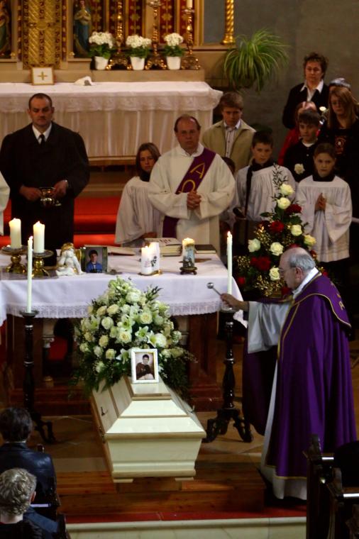 06.04.25_020b Pfarrer Anton H�gl hielt eine sehr sch�ne und trostreiche Nachrede.   Er erteilte Manuel den letzten Segen.