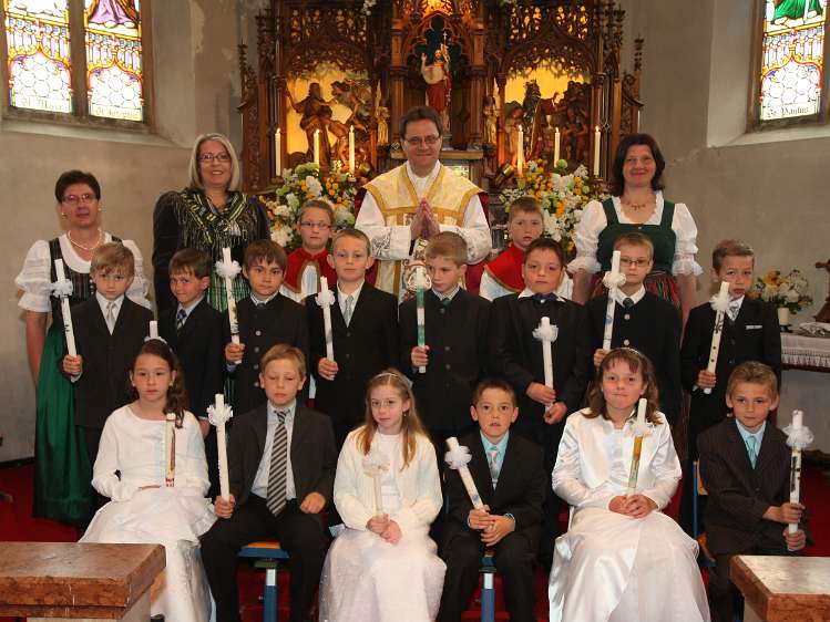ErstKommunion in Wolfsbach V.l.n.r., vorne: Vanessa Hiesberger, Raphael Stöger, Anna Pfaffeneder, Florian Hönigl, Stefanie Jechsmayr, Jonas Tatzreiter; Mitte: Marcel Ratzinger, Michael...