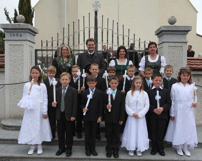 ErstKommunion in Wolfsbach In Wolfsbach ist esTradition, ein Erinnerungsfoto auf den Stufen vor der Kirche zu machen.