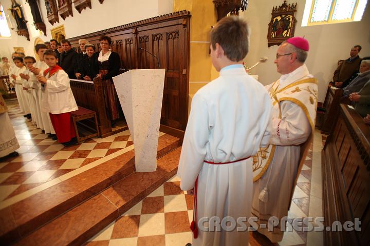 2011.10.16_09.22.47.jpg - Auch ein neuer Ambo wurde von Weihbischof Leichtfried geweiht.   Der Ambo (von griech. Ambon = Kanzel) hat eine ganz bestimmte Funktion: es ist reserviert für das Wort Gottes und Fürbitten.