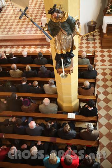 2011.10.16_09.46.24.jpg - Frisch herausgeputzter hl.Nepomuk wacht über den Gläubigen.  :)