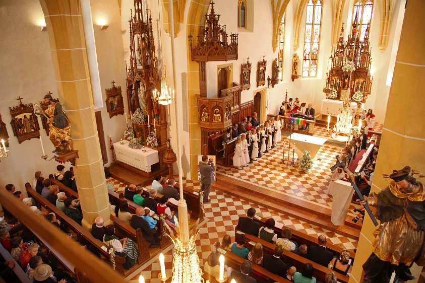 Erstkommunion Wolfsbach 2013 Einen wunderbar festlichen Rahmen bildet die neu renovierte Pfarrkirche.