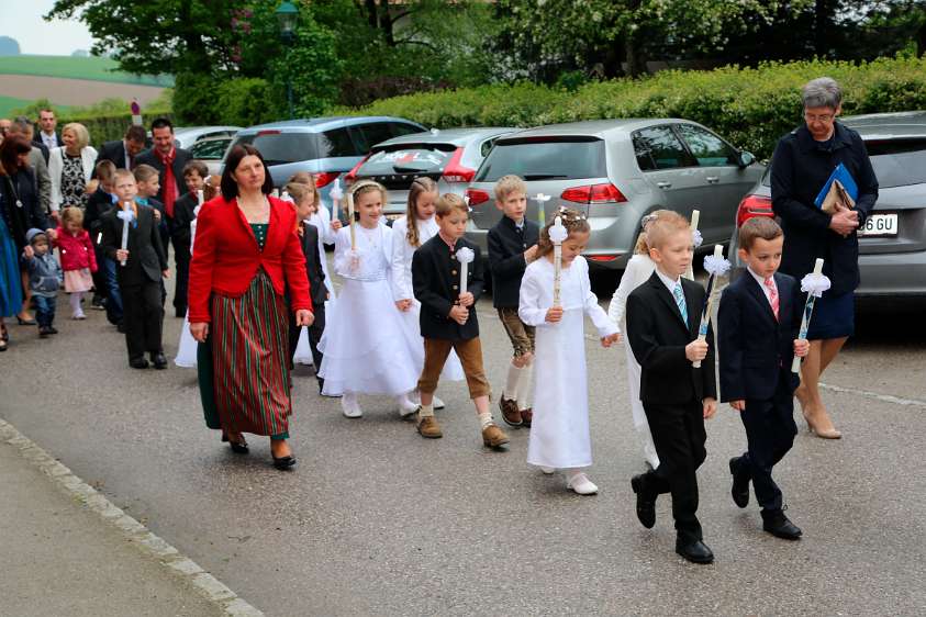 Erstkommunion 2016 in Wolfsbach ... ziehen die Kinder zur Kirche.