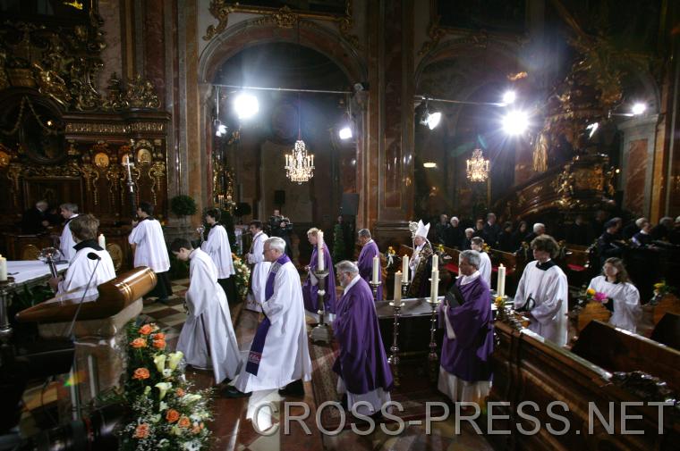 07.01.09_018 Einzug der Zelebranten mit Bischof K�ng.