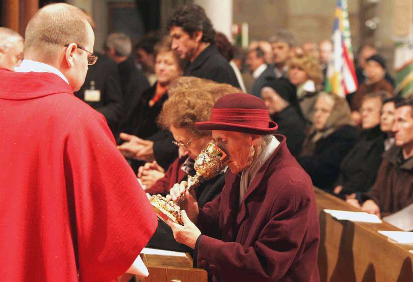 Jägerstätter-Seligsprechung Franziska Jägerstätter bei der hl. Kommunion.