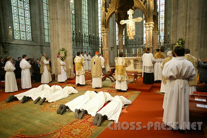 2008.04.24_11.03.02.JPG - Die Priesterkandidaten werfen sich als Zeichen der Demut vor Gott nieder (Prostratio), w�hrend alle Mitfeiernden auf sie den Heiligen Geist herab bitten.