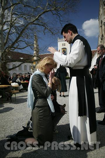 2008.04.24_14.39.03.JPG - Neupriester erteilten den traditionellen und von den Gl�ubigen sehr begehrten Primiz-Segen.  So auch P. Pirmin Holzschuh.