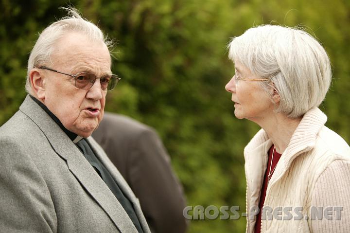 2008.06.15_18.25.57.JPG - Pfarrer P. Helmut Hofmann im Gespr�ch mit einer Gro�mutter (die Omas und Opas kommen gelegentlich auch zum "Familiennachmittag").