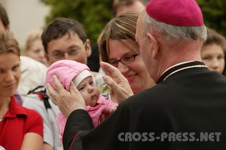 2008.06.15_18.22.50.JPG - Nach dem Treffen segnete Bischof K�ng alle anwesenden Kinder.