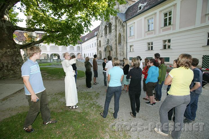 2008.07.05_08.22.44.JPG - F�hrung durch Stift Heiligenkreuz mit Fr. Coelestin