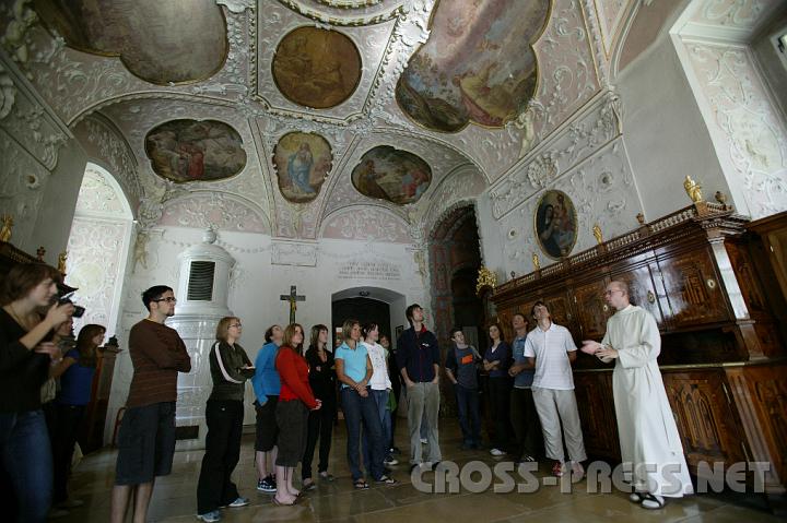 2008.07.05_09.10.05.JPG - F�hrung durch Stift Heiligenkreuz mit Fr. Coelestin