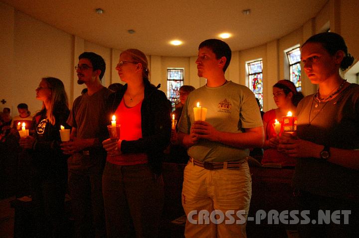 2008.07.04_20.30.40.JPG - Prozession durch Stiftskirche und Kreuzgang