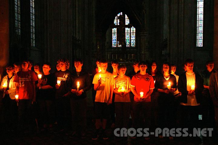 2008.07.04_20.36.55.JPG - Prozession durch Stiftskirche und Kreuzgang