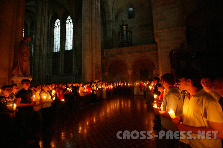 2008.07.04_20.38.12.JPG - Prozession durch Stiftskirche und Kreuzgang