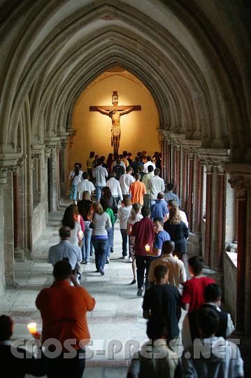 2008.07.04_20.42.06.JPG - Prozession durch Stiftskirche und Kreuzgang