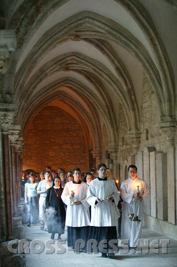 2008.07.04_20.42.59.JPG - Prozession durch Stiftskirche und Kreuzgang
