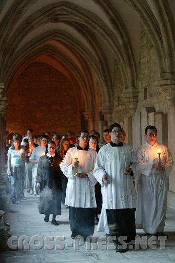2008.07.04_20.43.03.JPG - Prozession durch Stiftskirche und Kreuzgang
