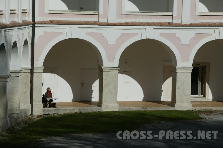 2008.10.21_12.28.05.JPG - Die Stiftshofarkaden sind ein "Mekka" nicht nur f�r Sitllesuchende, sondern auch f�r K�nstler.