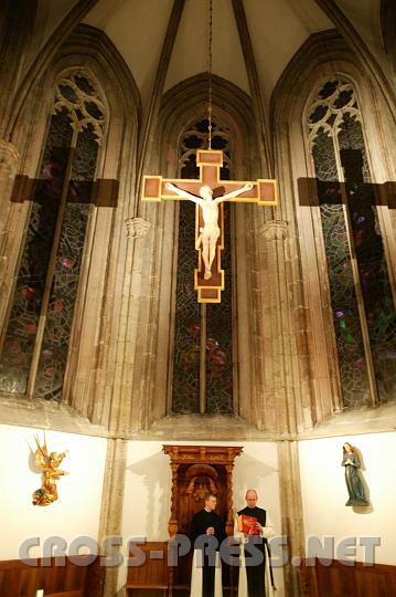 2008.11.16_07.39.12.JPG - Fratres treffen Vorbereitungen f�r den Sonntagsgottesdienst.