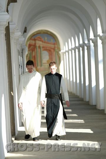 2008.11.16_12.16.59.JPG - Spaziergang im Kreuzgang.