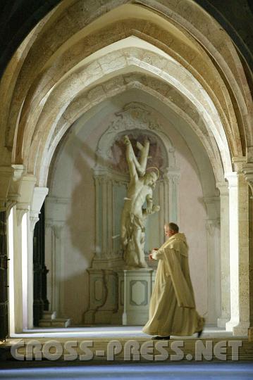 2008.11.16_12.59.42.JPG - Pater Prior eilt zum Chorgebet. :)