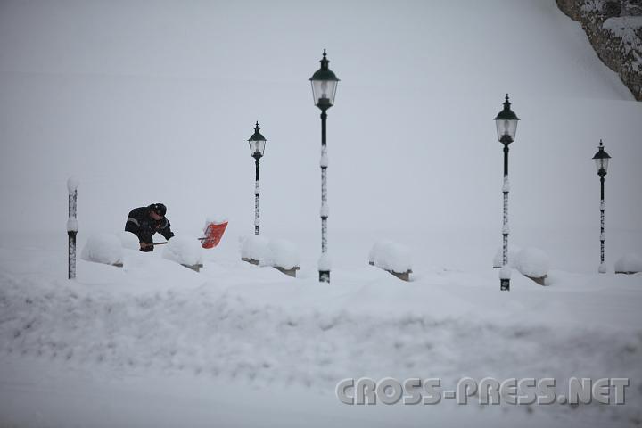 2009.02.21_07.01.03.jpg - M�hsames Wegbahnen zwischen Stifts-Laternen.