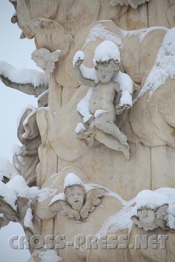 2009.02.21_08.28.21.jpg - Wei�gekleidete Putten auf der Dreifaltigkeitss�ule im Stiftshof.