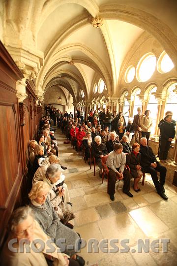 2009.04.09_11.05.59.jpg - Im Kreuzgang nahmen viele G�ste Anteil an der Fu�waschungszeremonie.