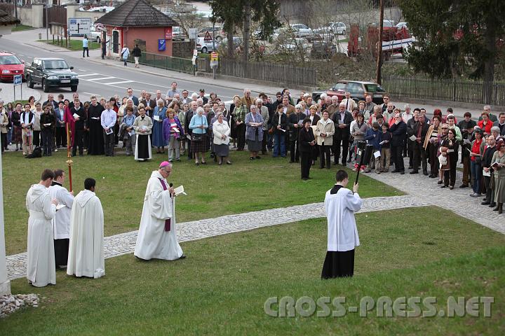 2009.04.05_15.05.04.jpg - Viele Gl�ubige waren zum Kreuzweg am Palmsonntag Nachmittag gekommen.