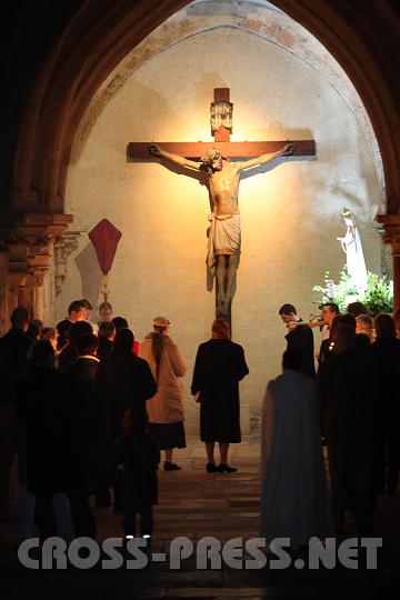 2009.04.04_19.41.22.jpg - Kruzifix im Kreuzgang