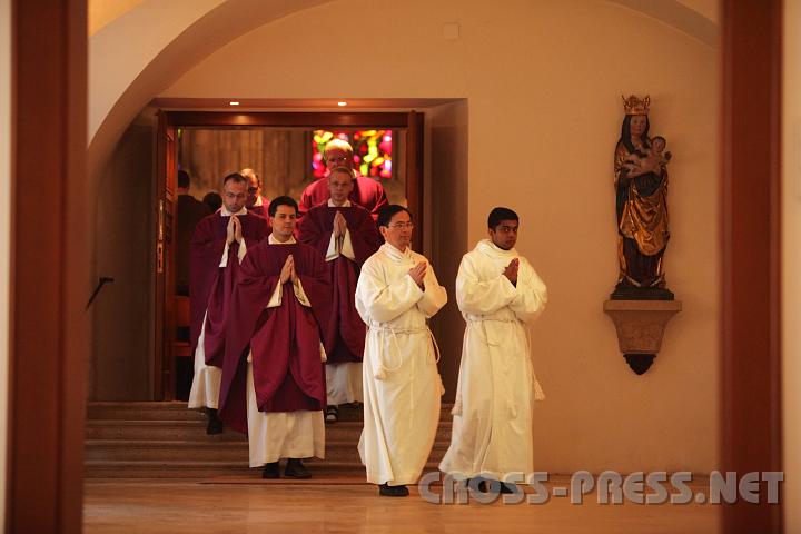 2009.04.08_06.15.03.jpg - Ausszug aus der Bernardikapelle nach dem Mittagsgebet.