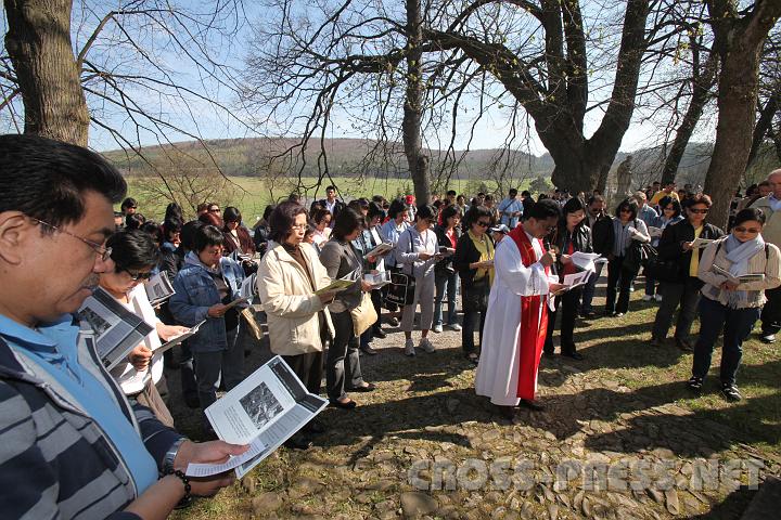 2009.04.10_10.19.07.jpg - Mit 2 Bussen angereisten Pilger aus S�dkorea machen Kreuzweg mit.