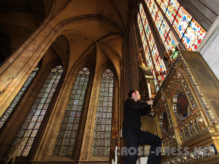 2009.04.11_09.57.18.jpg - Ruben aus Salzburg, junger Mann der "KlOster-tage", beim Kirchenschm�cken f�r Osterfest.