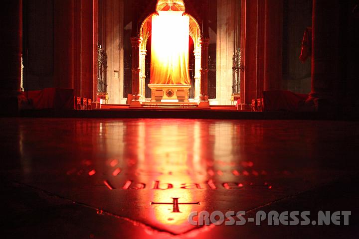 2009.04.09_22.42.28_01.jpg - Durch den Fastentuch bekommt die Stiftskirche eine mystische F�rbung.