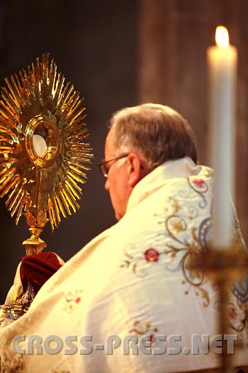 2009.04.12_10.34.23.jpg - Als Abschlu� des Hochamtes spendet Abt Gregor Henckel Donnersmarck den Gl�ubigen eucharistischen Segen.