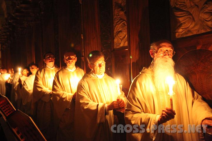 2009.04.11_21.15.56.jpg - P.Wolfgang.  Keine Sorge, sein Bard nahm keine Schaden von Kerzenfeuer.  :)